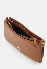 Clutch in pelle marrone con accessori in oro, dotato di due scomparti con zip e un emblema decorativo a forma di insetto sulla parte anteriore.