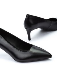 Zapatos de tacón alto de cuero negro con punta afilada y tacón delgado, que presentan una superficie lisa y un diseño elegante.