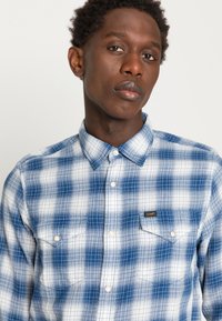 Lee CLEAN WESTERN - Camisa - blue/offwhite