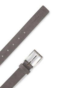 Ceinture en cuir suédé gris avec une boucle rectangulaire en acier inoxydable et cinq trous d'ajustement sur un fond blanc.