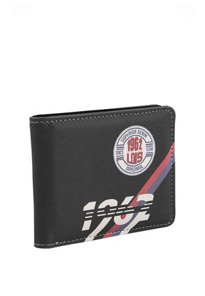 Cartera de tela negra con impresión blanca "1962", rayas diagonales rojas y azules, y parche redondo que dice "Superior Denim 1962 Lois Original."