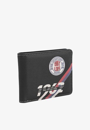 Cartera de tela negra con impresión blanca "1962", rayas diagonales rojas y azules, y parche redondo que dice "Superior Denim 1962 Lois Original."