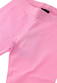 Jasnoróżowa bawełniana odzież o gładkiej fakturze i krótkich rękawach, z okrągłym dekoltem i detalami przeszycia wzdłuż szwów.