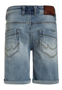 Shorts en denim bleu clair, avec une coupe classique, un ourlet roulé, deux poches arrière avec des coutures accentuées, et un patch de marque en cuir marron.