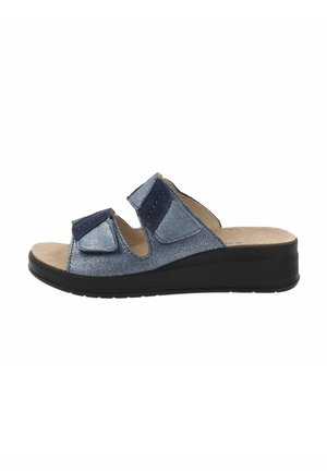 Sandales compensées bleues pour femmes avec deux brides ajustables, dessus en tissu texturé et semelle intérieure rembourrée. Semelle en caoutchouc noire avec légère élévation.