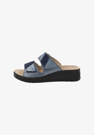 Sandali con zeppa blu da donna con doppie cinghie regolabili, tessuto superiore testurizzato e soletta imbottita. Suola in gomma nera con leggero rialzo.