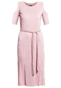 Hellrosa, kurzärmliges Midi-Kleid mit strukturierten, vertikalen Falten und einem passenden Stoffgürtel, der an der Taille gebunden ist.