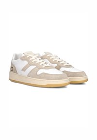 Sneaker aus einer Kombination von beigem Wildleder und weißem Leder, mit einer strukturierten Gummisohle und perforierter Zehenkappe für Atmungsaktivität.