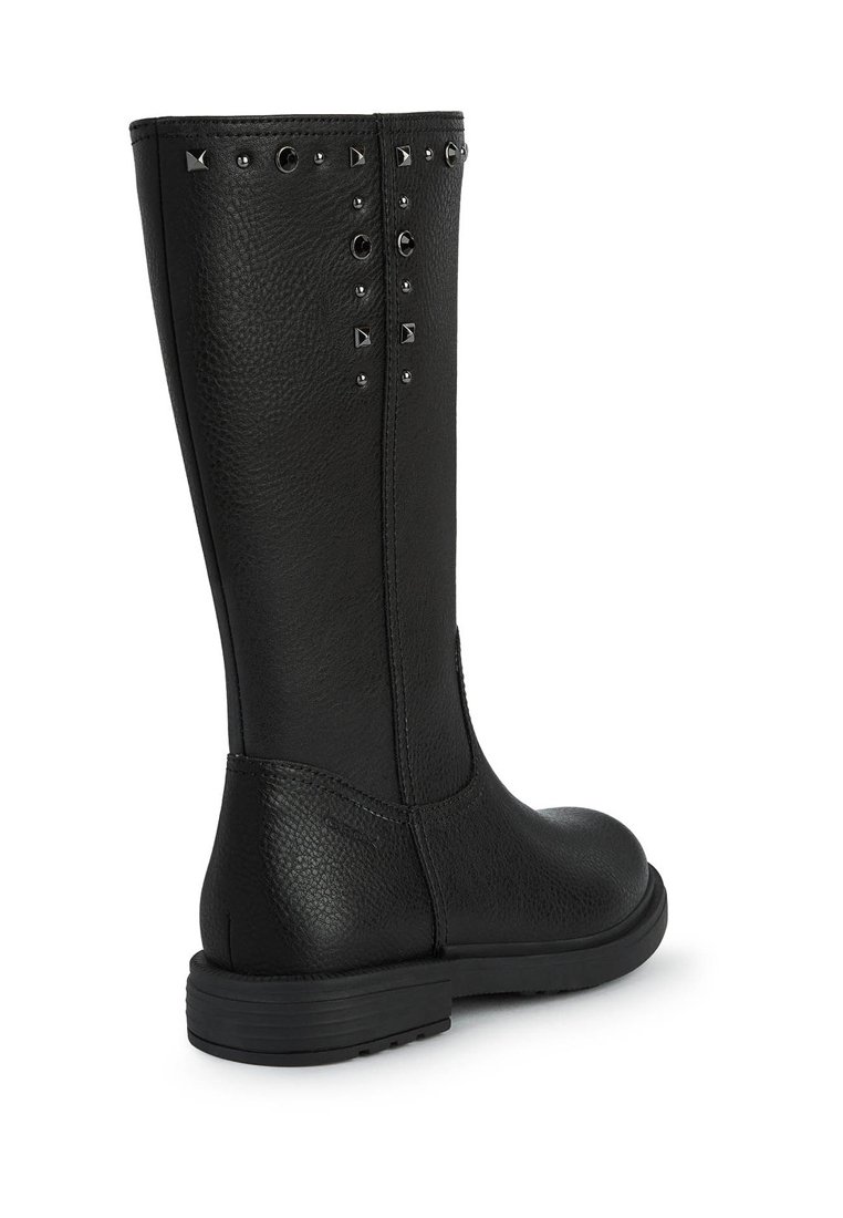 Stivale in pelle nero a metà polpaccio con finitura testurizzata, tacco piatto e borchie decorative a forma rotonda e a piramide vicino al bordo superiore sul lato esterno.