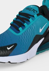 Μπλε και μαύρο αθλητικό παπούτσι Nike Air Max 270 με λευκό λογότυπο, μαύρα κορδόνια, υφασμένο επάνω μέρος και ορατό αερόσακο στη σόλα.