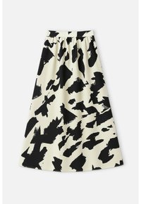Jupe midi à motif abstrait noir et blanc avec taille élastique et silhouette en A sur un fond uni.