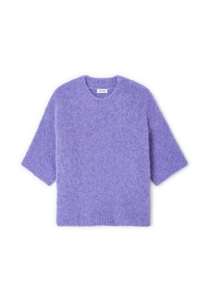Pull violet duveteux à col rond avec manches courtes, présentant une texture douce et une coupe décontractée. Aucune motif visible ni détail de quincaillerie.