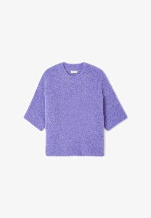 Paarse, zachte trui met ronde hals en korte mouwen, met een zachte textuur en een ontspannen pasvorm. Geen zichtbare patronen of hardwaredetails.