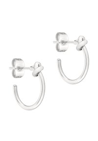 Silverörhängen i form av en böjd ring, med en tunn profil och en knutdetalj nära början. Slät, reflekterande metallfinish.