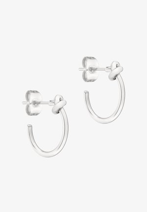 Zilveren hoepel oorbellen met een gebogen vorm, voorzien van een dun profiel en een knoopdetail nabij de stud. Glad, reflecterend metaalafwerking.