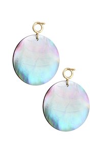 Boucles d'oreilles rondes et irisées en matériau coquillage, dotées d'un fermoir en métal couleur or. Texture lisse avec un éclat coloré.
