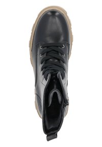 Stivale alla caviglia in pelle nera con superficie texturizzata, punta arrotondata, lacci neri e suola in gomma coloro beige; dotato di una cerniera laterale per un facile accesso.