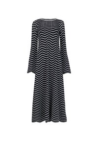 Vestido de manga larga en patrón de zigzag negro y blanco, con un escote redondeado y una tela fluida que cae hasta la mitad de la pantorrilla.
