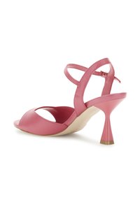 Roze hoge hakken sandalen met een open teen ontwerp, gemaakt van soepel leer, met gekruiste banden en een uniek gevormde hak.