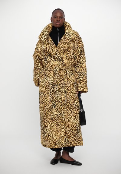 Norma Kamali CLASSIC SLEEPING BAG COAT LONG - Casaco de inverno - cheetah patch