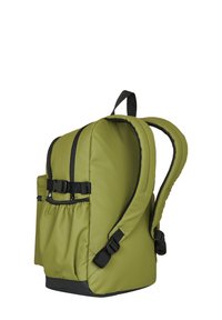 Mochila verde con un exterior liso y duradero, que cuenta con correas ajustables, un bolsillo frontal y acentos negros en las cremalleras y la base.