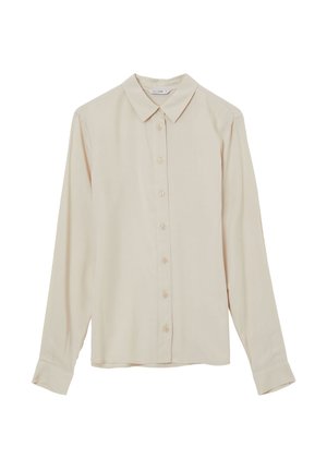 Camicia beige a maniche lunghe con colletto appuntito e polsini con bottoni, esposta su uno sfondo bianco.