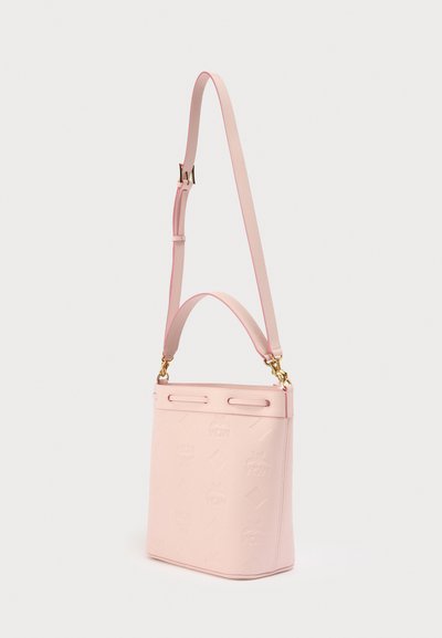 Ροζ δερμάτινη τσάντα χειρός με ανάγλυφο σχέδιο, ορθογώνιο σχήμα, ρυθμιζόμενο λουρί και χρυσές μεταλλικές λεπτομέρειες. Ομαλή υφή.