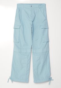Lichtblauwe cargobroek met een ontspannen pasvorm. Kenmerken zijn oversized zijzakken, verstelbare boorden en een knoopsluiting in de taille.