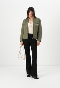 Guess Jeans QUILTED PUFFER JACKET - Bomber-jakk - olive light green