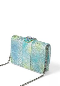 Bolso compacto en turquesa y verde, hecho de cuero texturizado, que presenta un cierre de joya y una correa de cadena plateada para mayor versatilidad.