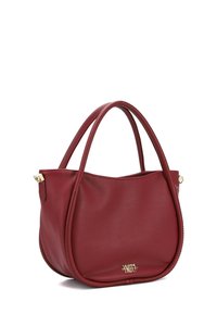 Borsa a tracolla in pelle rossa con forma arrotondata, doppi manici corti e dettagli in metallo dorato. L'esterno presenta una texture liscia e un dettaglio del logo.