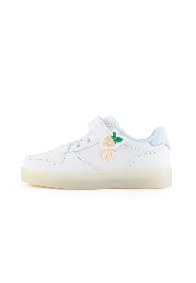 Białe sneakersy z jasnoniebieskimi akcentami, gładki syntetyczny materiał, okrągły czubek, sznurowany design oraz mały zielony detal w kształcie truskawki.