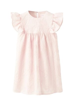Robe rose clair en tissu texturé avec broderies florales. Elle présente des manches courtes volantées et une fermeture par boutons à l'arrière.