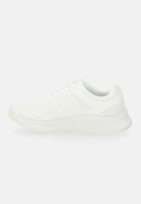 Weißer Sportschuh mit einem Obermaterial aus Mesh, strukturiertem Profil und Schnürdesign. Verfügt über perforierte Details für Atmungsaktivität und eine abgerundete Zehenpartie.