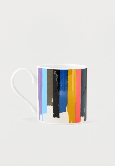 Mug en céramique blanche avec des rayures verticales réalisées au pinceau en violet, bleu clair, gris, noir, bleu, jaune moutarde, corail et vert sarcelle foncé.