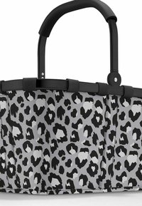 Tote de estampado de leopardo en negro y gris con tejido texturizado, asas negras resistentes y un diseño plegable para un fácil almacenamiento.