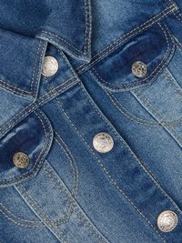 Denimjakke med en lys til mørkeblå gradient, sølvknapper og synlige sømmer på kragen og lommene.