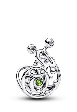 Bague argentée en forme d'escargot avec deux pierres précieuses claires en guise d'yeux et une petite pierre précieuse verte sur sa coquille en spirale.
