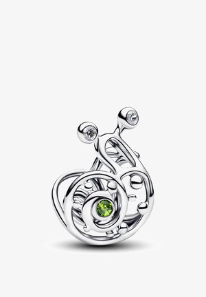 Bague argentée en forme d'escargot avec deux pierres précieuses claires en guise d'yeux et une petite pierre précieuse verte sur sa coquille en spirale.