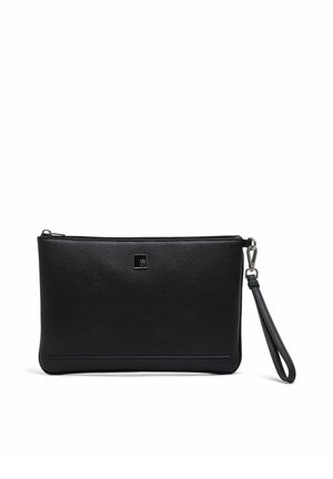 Pochette bracelet rectangulaire en cuir noir avec fermeture éclair sur le dessus et petit logo carré au centre avant avec une sangle de poignet amovible sur le côté.