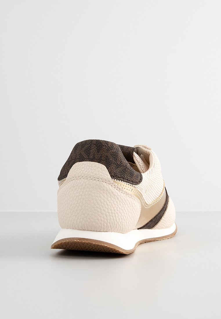 Baskets beiges en cuir texturé, avec des accents dorés et un panneau en tissu marron foncé. Semelle blanche avec une semelle extérieure marron.