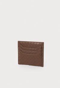 Portafoglio in pelle marrone con texture intrecciata, dotato di più scomparti per carte e cuciture a contrasto. Design rettangolare compatto.