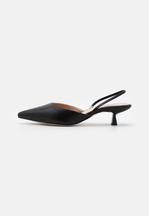 Czarny but typu slingback z szpiczastym noskiem, niskim obcasem typu kitten, podwójnymi paskami z tyłu i gładkim wykończeniem, pokazany na jasnym tle.