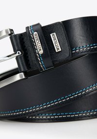 Czarny skórzany pasek z niebieskimi i białymi przeszyciami, z metalową klamrą i akcentami marki. Gładka tekstura, klasyczny design.