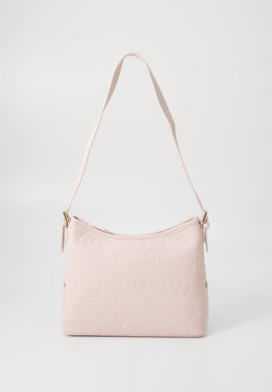 Sac à épaule en cuir rose avec un motif floral subtil gaufré et des logos, doté d'une fermeture éclair et d'une sangle ajustable.