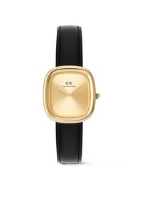 Montre carrée avec un cadran doré à finition brossée, bracelet en cuir noir et coutures noires. Comprend un logo et des marquages horaires. Design minimaliste.