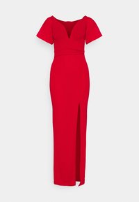 Robe rouge longue jusqu'au sol avec des manches courtes, décolleté en V profond, taille ajustée et fente sur le devant sur fond blanc.