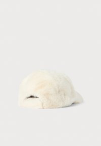 Casquette de baseball douce, d'un blanc cassé, avec une visière incurvée et une sangle arrière ajustable sur un fond blanc.