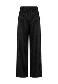 Čierne široké nohavice s vertikálnymi bielymi prúžkami. Obsahujú elastický pás a mäkkú textúru, vhodné na neformálne aj formálne nosenie.