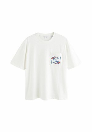 Valkoinen puuvillainen lyhythihainen t-paita, jossa on tasku ja sininen/punainen graafinen painatus taskualueella. Rentoutunut istuvuus, pyöreä kaula-aukko.